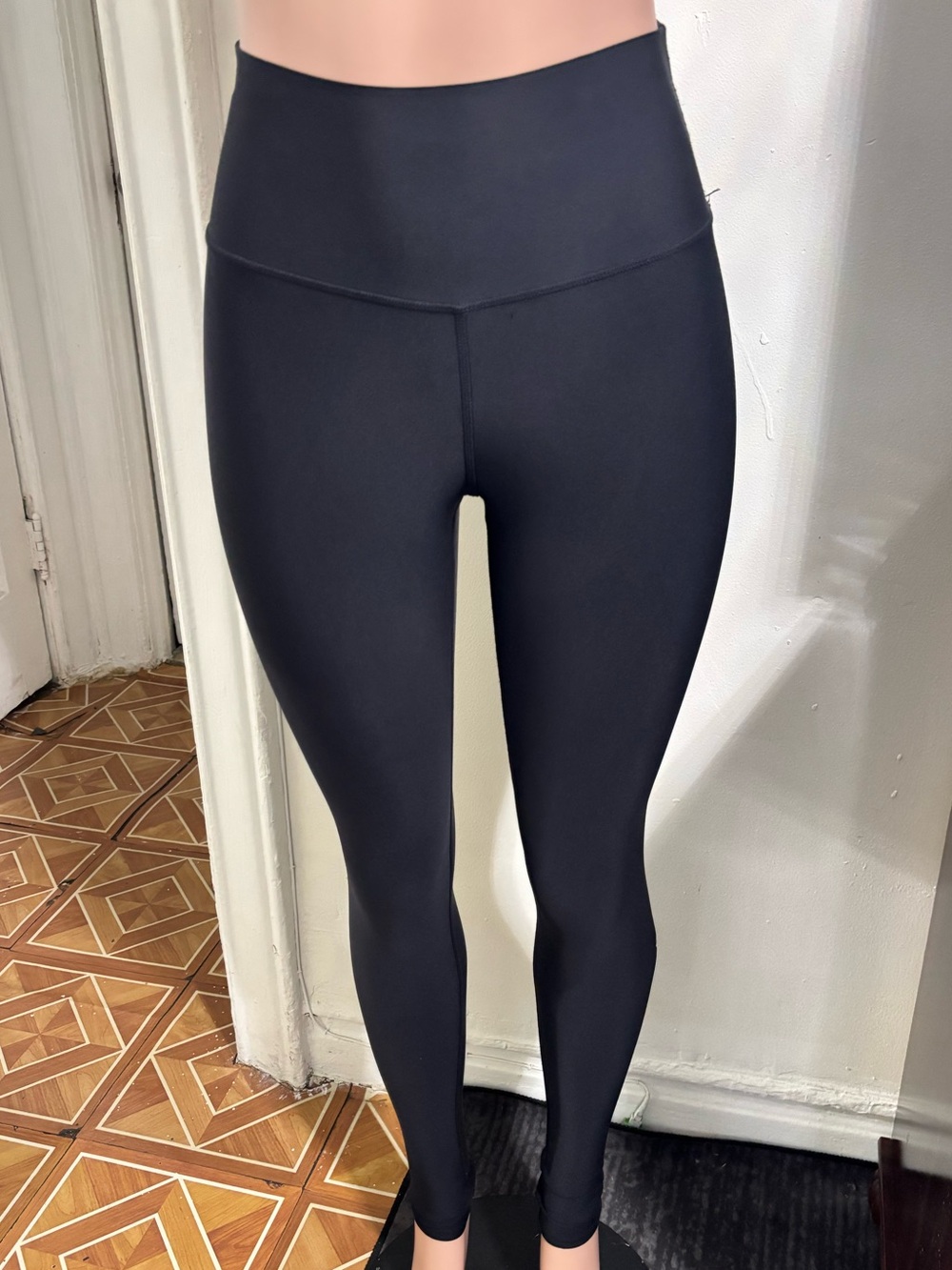 ALO YOGA Women’s High-Waist Airlift Black Leggings - Picture 4 of 14